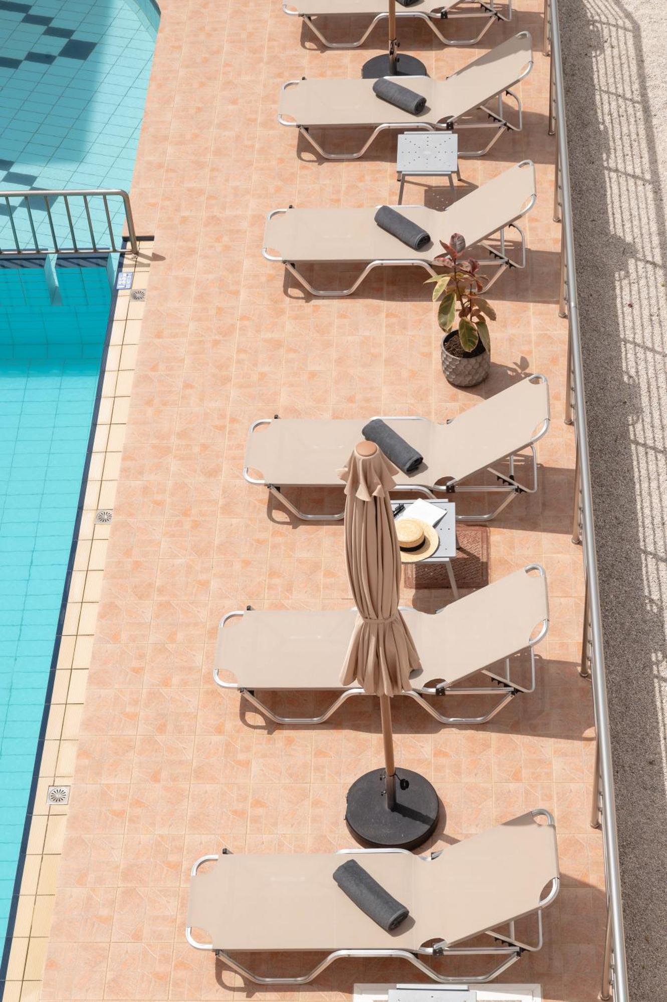 Thelesi Apartments Stalos Exterior photo